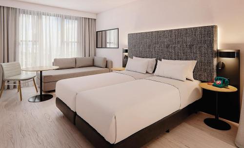 Imagen de la habitación del Hotel INNSiDE by Meliá Madrid Valdebebas. Foto 7