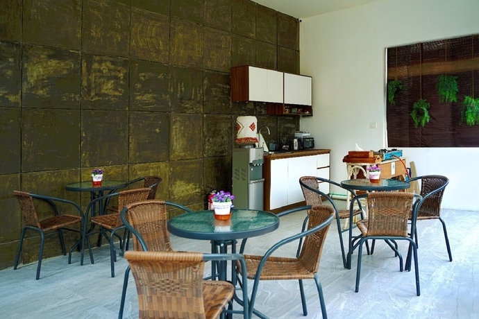 Imagen del bar/restaurante del Hotel IOOVE Tanjung Seminyak Suites. Foto 2