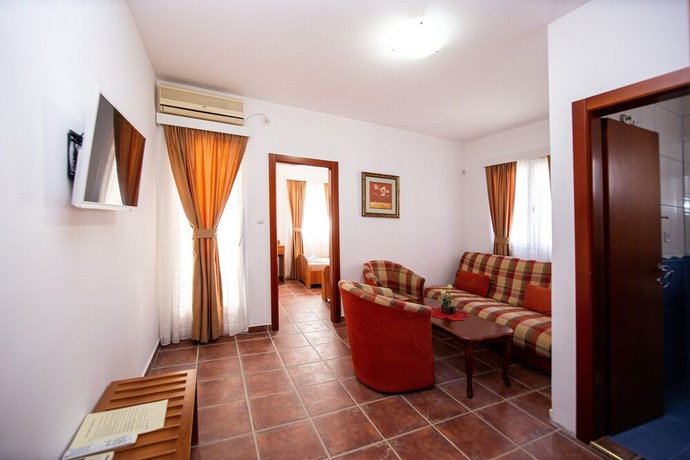 Imagen de la habitación del Hotel IPER. Foto 16