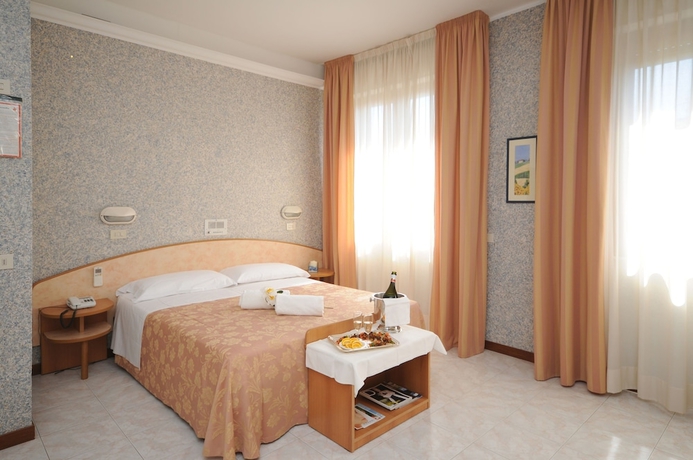 Imagen de la habitación del Hotel IRIS, Chianciano Terme. Foto 6