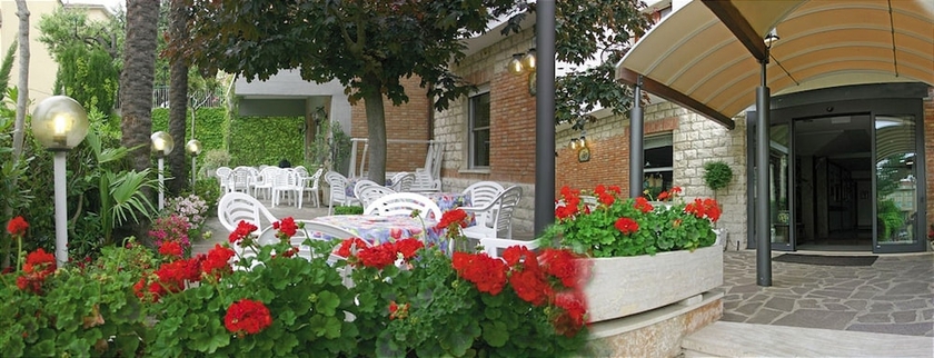 Imagen de los exteriores del Hotel IRIS, Chianciano Terme. Foto 16