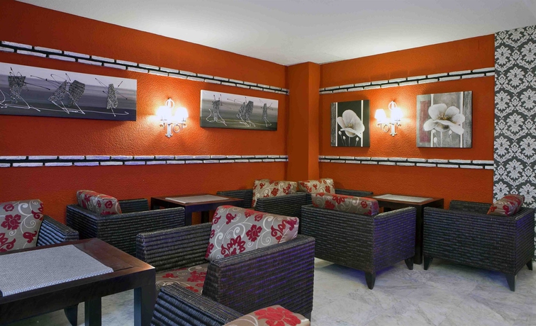 Imagen del bar/restaurante del Hotel ITC Colon by Soho Boutique. Foto 3