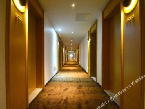 Imagen general del Hotel IU Zhengzhou Erqi Wanda Plaza Daxue Road Branch. Foto 6