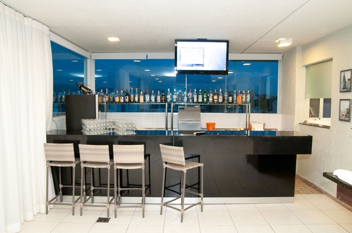 Imagen del bar/restaurante del Hotel Ímpar Suítes Cidade Nova. Foto 2