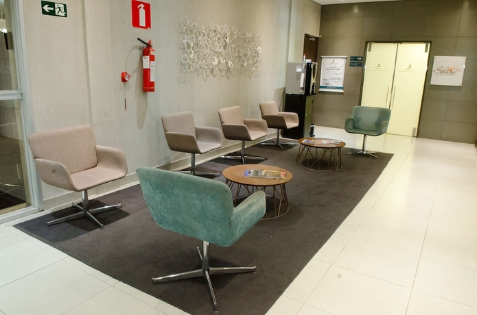 Imagen de los interiores del Hotel &Iacute;mpar Su&iacute;tes Expominas. Foto 15