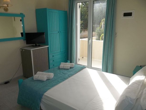 Imagen de la piscina del Hotel Iakinthos. Foto 16