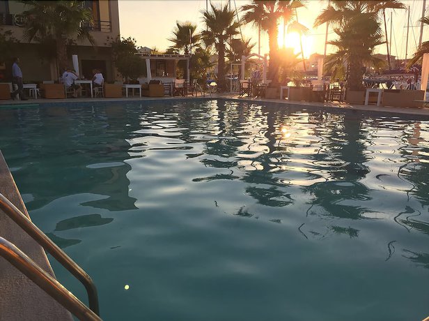 Imagen de la piscina del Hotel Ianos. Foto 20