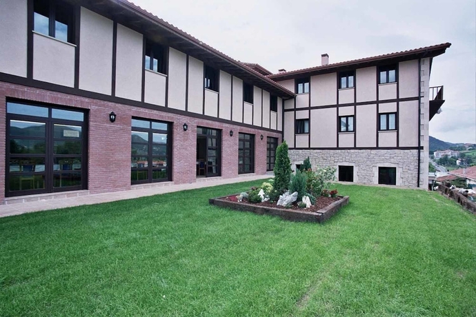 Imagen de los exteriores del Hotel Ibaigune. Foto 9