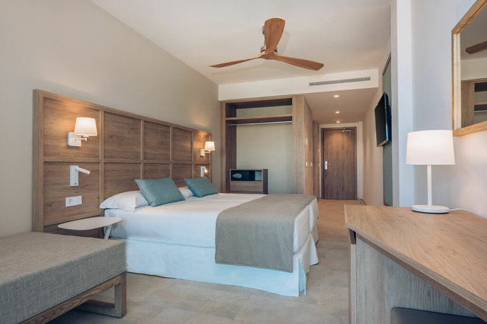 Imagen de la habitación del Hotel Iberostar Cala Domingos. Foto 8