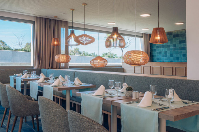 Imagen del bar/restaurante del Hotel Iberostar Cala Domingos. Foto 3