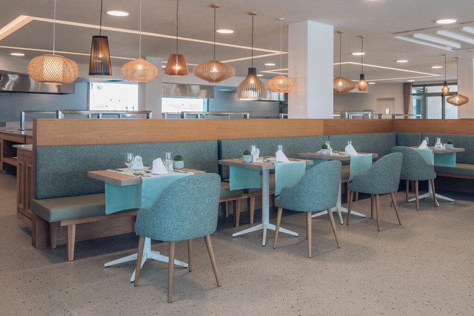 Imagen del bar/restaurante del Hotel Iberostar Cala Domingos. Foto 4