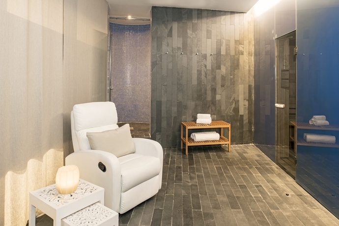 Imagen de la piscina del Hotel Iberostar Las Letras Gran Via. Foto 16