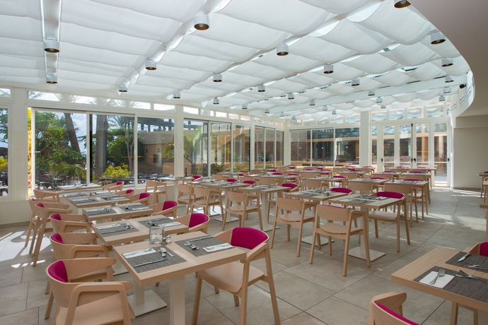 Imagen del bar/restaurante del Hotel Iberostar Playa Gaviotas. Foto 2