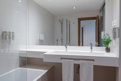 Imagen de la habitación del Hotel Iberostar Selection Andaluc&iacute;a Playa. Foto 5