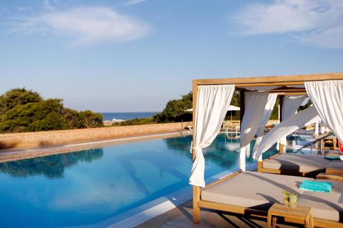 Imagen de la piscina del Hotel Iberostar Selection Andaluc&iacute;a Playa. Foto 12
