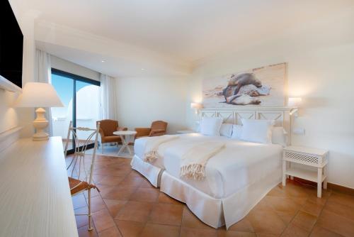 Imagen de la habitación del Hotel Iberostar Selection Andaluc&iacute;a Playa. Foto 9