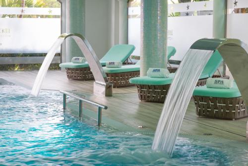 Imagen de la piscina del Hotel Iberostar Selection Andaluc&iacute;a Playa. Foto 13