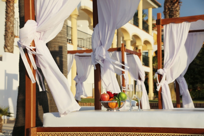 Imagen de la piscina del Hotel Iberostar Selection Andalucía Playa. Foto 14