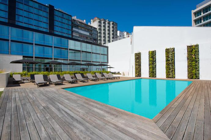 Imagen de la piscina del Hotel Iberostar Selection Lisboa. Foto 9