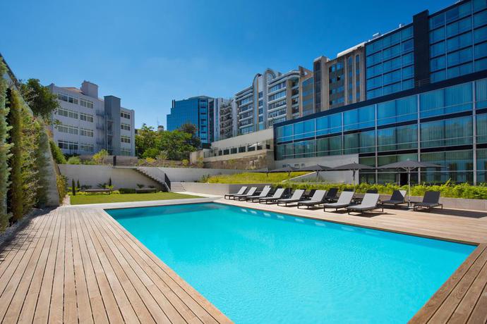 Imagen de la piscina del Hotel Iberostar Selection Lisboa. Foto 10