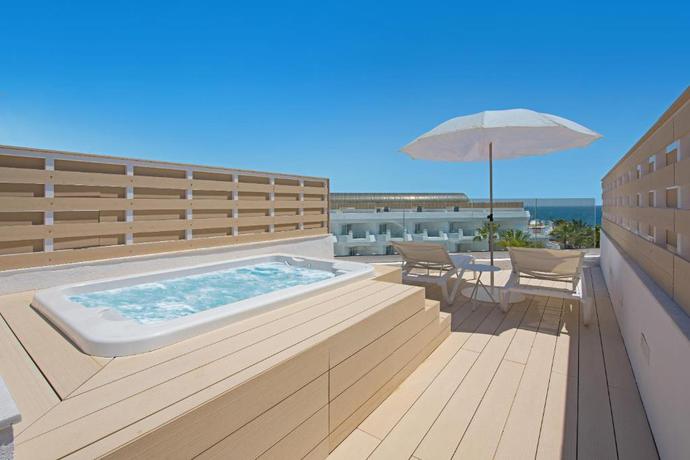 Imagen de los exteriores del Hotel Iberostar Selection Marbella Coral Beach. Foto 12