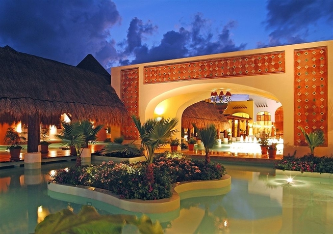 Imagen de la piscina del Hotel Iberostar Selection Paraíso Lindo - All Inclusive. Foto 16