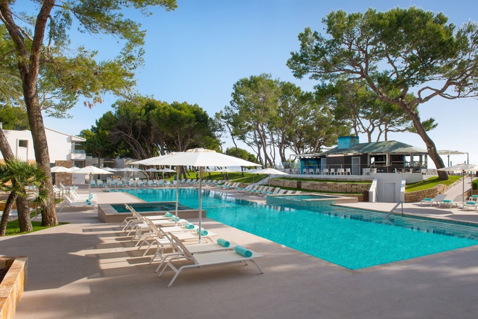 Imagen de la piscina del Hotel Iberostar Selection Playa de Muro Village. Foto 11