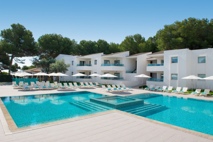 Imagen de la piscina del Hotel Iberostar Selection Playa de Muro Village. Foto 12