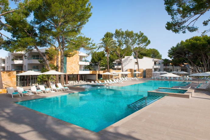 Imagen de la piscina del Hotel Iberostar Selection Playa de Muro Village. Foto 14