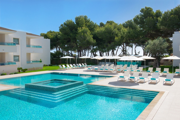 Imagen de la piscina del Hotel Iberostar Selection Playa de Muro Village. Foto 15