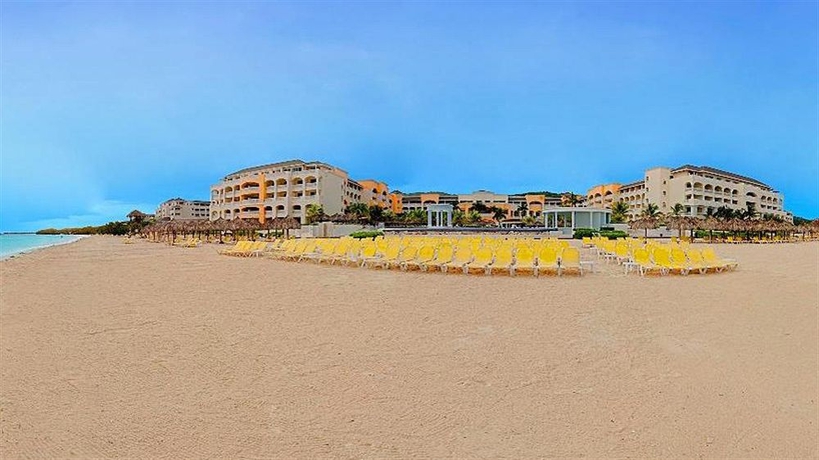 Imagen de los exteriores del Hotel Iberostar Selection Rose Hall Suites. Foto 6