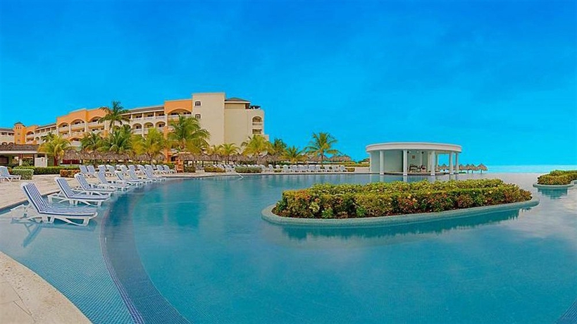Imagen de la piscina del Hotel Iberostar Selection Rose Hall Suites. Foto 16