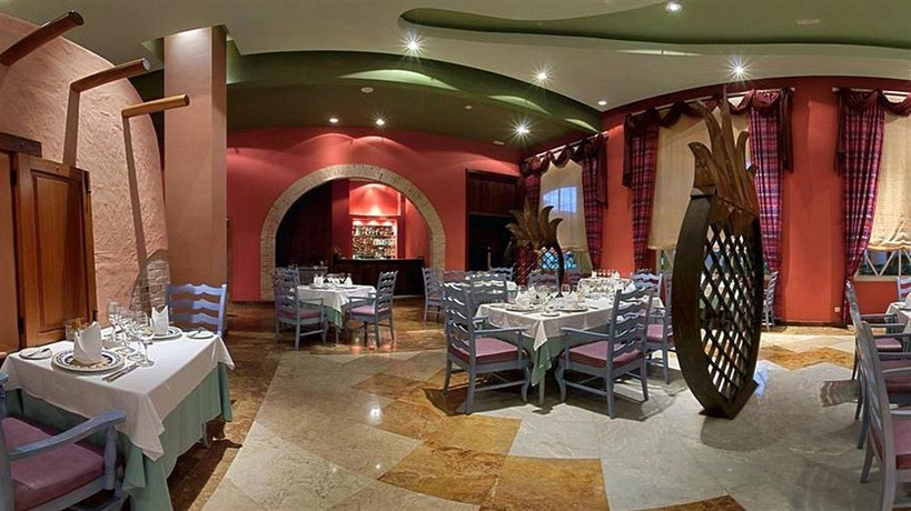 Imagen del bar/restaurante del Hotel Iberostar Selection Rose Hall Suites. Foto 3