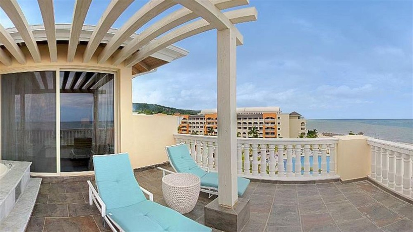 Imagen de los exteriores del Hotel Iberostar Selection Rose Hall Suites. Foto 8