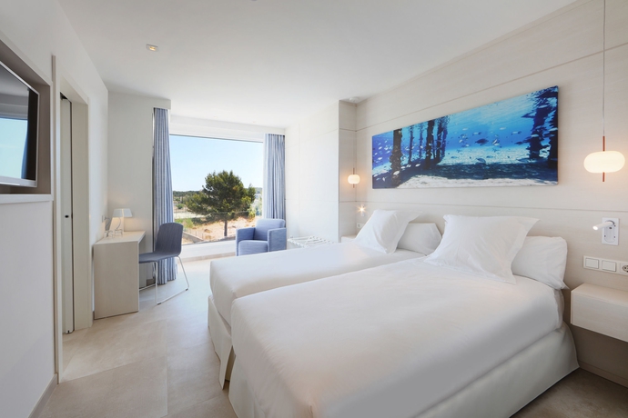 Imagen de la habitación del Hotel Iberostar Selection Santa Eulalia Ibiza - Adults-only. Foto 13