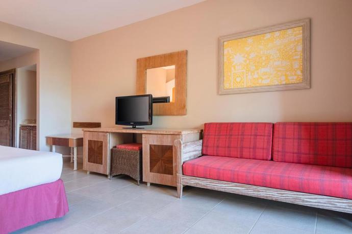 Imagen general del Hotel Iberostar Waves Bahia. Foto 7