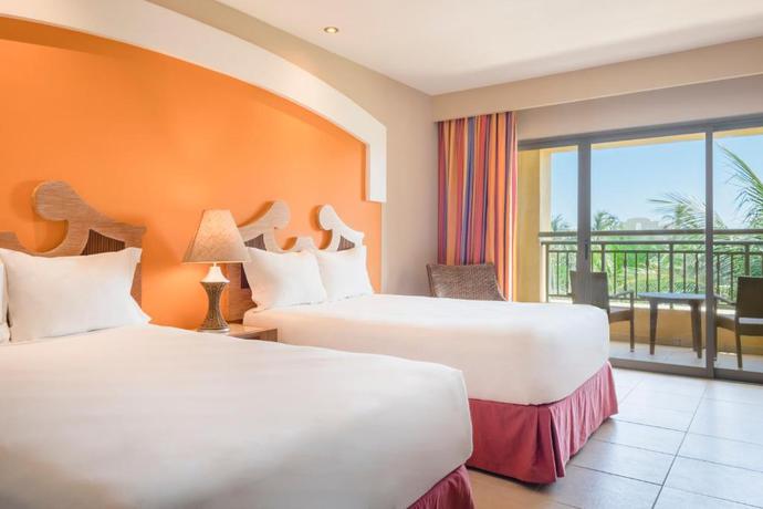 Imagen general del Hotel Iberostar Waves Bahia. Foto 12