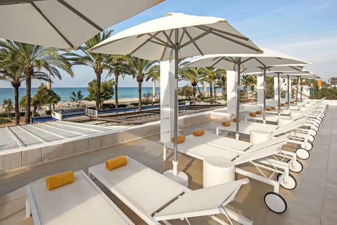 Imagen de los exteriores del Hotel Iberostar Waves Bahía De Palma -adults Only. Foto 10