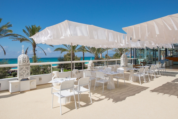 Imagen del bar/restaurante del Hotel Iberostar Waves Bahía De Palma -adults Only. Foto 5