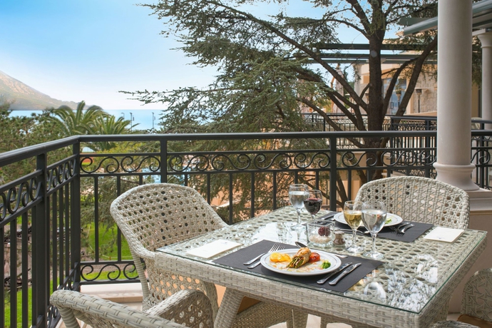 Imagen del bar/restaurante del Hotel Iberostar Waves Bellevue. Foto 4