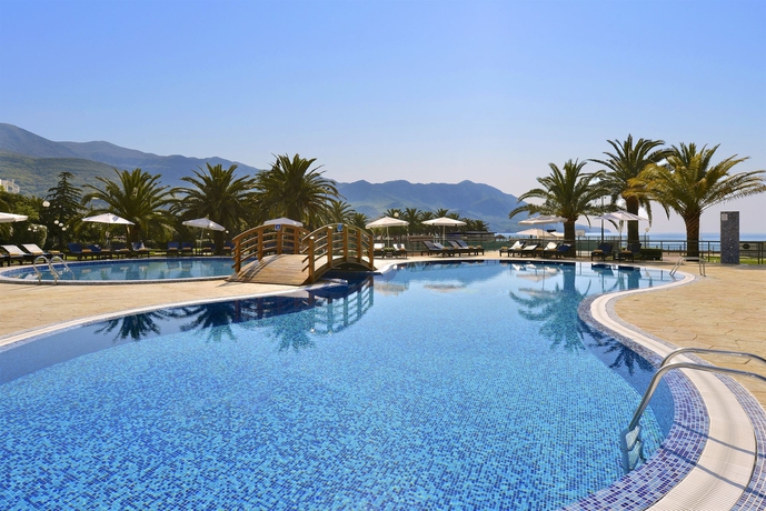 Imagen de la piscina del Hotel Iberostar Waves Bellevue. Foto 16