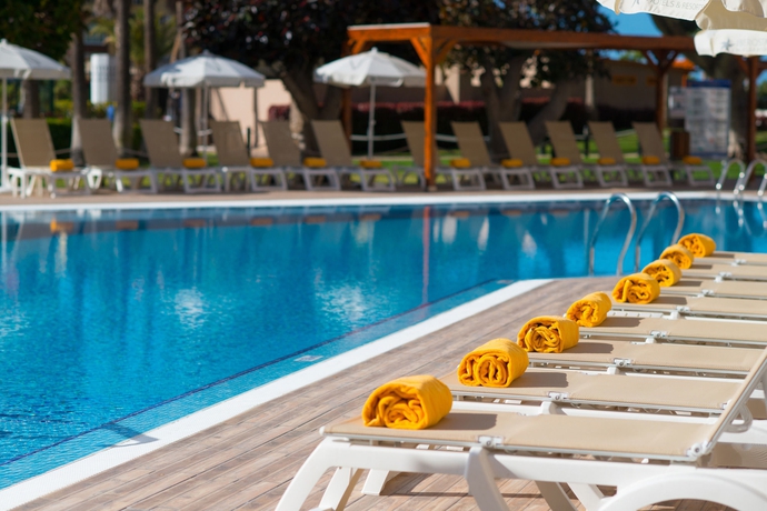 Imagen de la piscina del Hotel Iberostar Waves Bouganville Playa. Foto 15