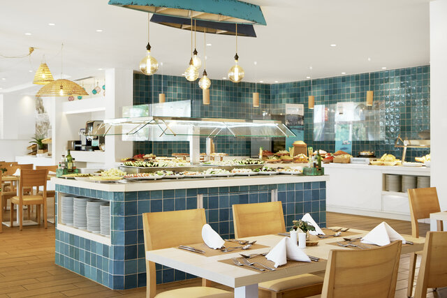 Imagen del bar/restaurante del Hotel Iberostar Waves Club Cala Barca. Foto 6