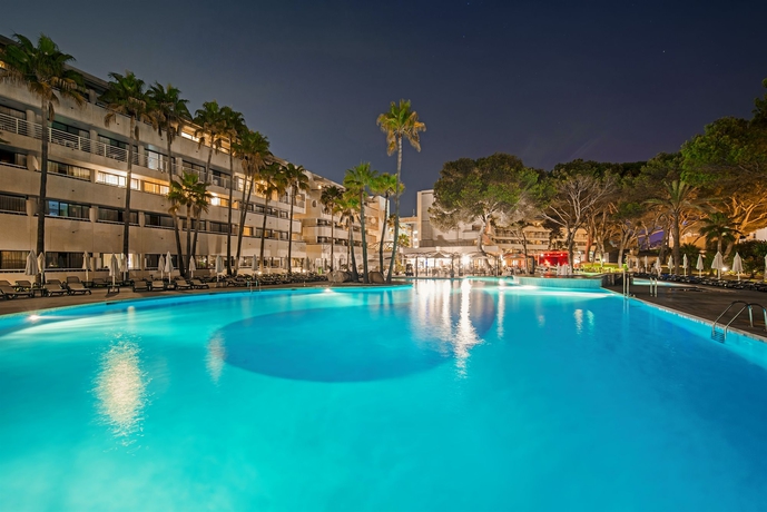 Imagen de la piscina del Hotel Iberostar Waves Cristina. Foto 15