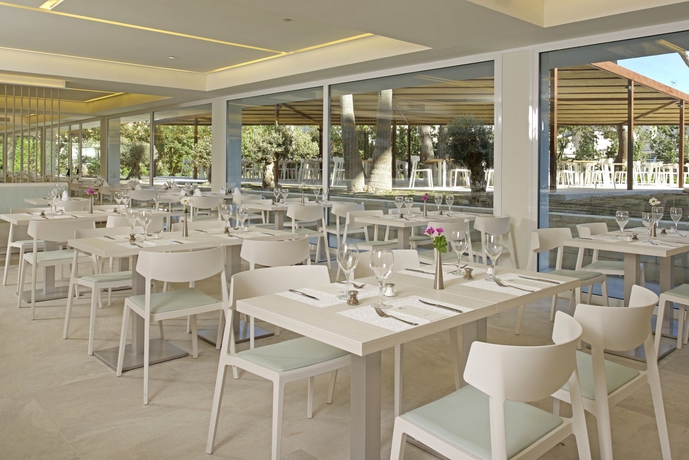 Imagen del bar/restaurante del Hotel Iberostar Waves Cristina. Foto 2