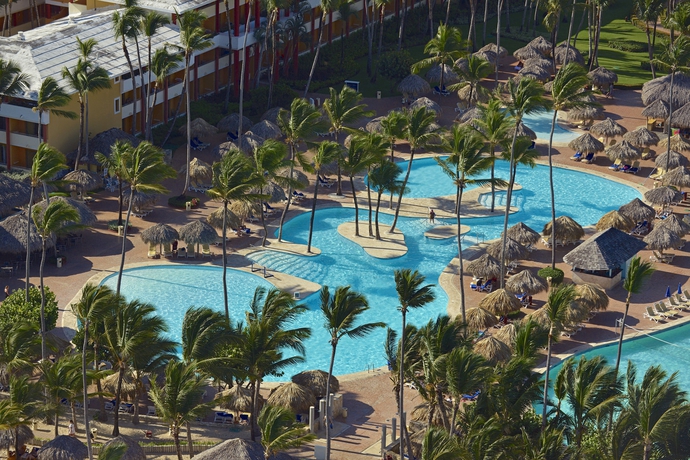Imagen de la piscina del Hotel Iberostar Waves Dominicana - All Inclusive. Foto 15