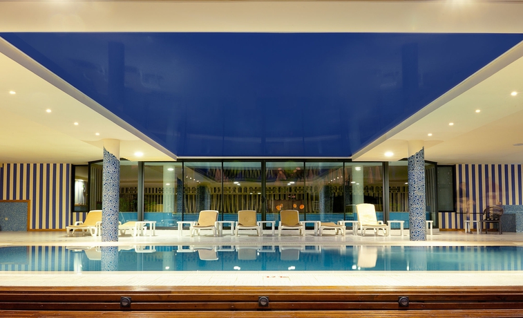 Imagen de la piscina del Hotel Iberostar Waves Málaga Playa. Foto 16