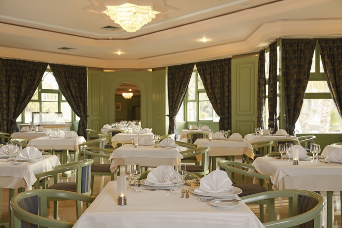 Imagen del bar/restaurante del Hotel Iberostar Waves Mehari Djerba. Foto 4