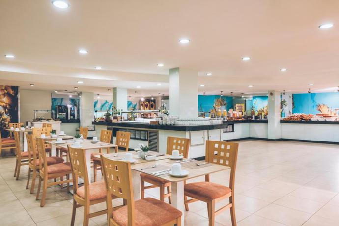Imagen del bar/restaurante del Hotel Iberostar Waves Pinos Park. Foto 5