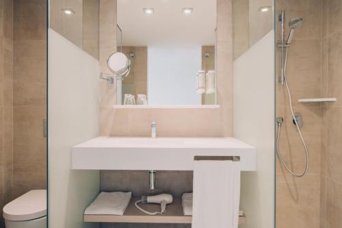 Imagen de la habitación del Hotel Iberostar Waves Royal Andalus. Foto 9